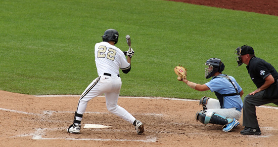 Tony Kemp scores winning run on defensive misplay, A's beat M's