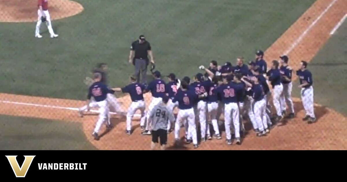 14 Georgia vs Alabama (PLAYER JUMPS INTO OUTFIELD WALL)