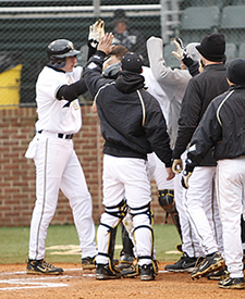 Casali homers as Vanderbilt ousts Carolina from CWS with 5-1 win