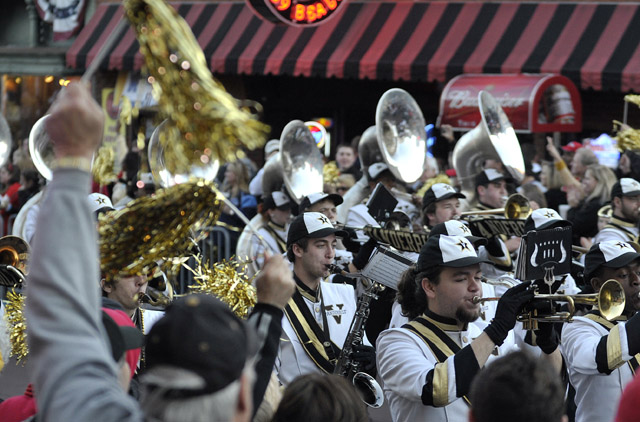 640libertybowl121113parade.jpg